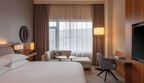 Chambre, 1 très grand lit, accessible aux personnes à mobilité réduite, baignoire