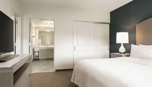 Suite, 1 très grand lit, accessible aux personnes à mobilité réduite, baignoire (Mobility & Hearing)