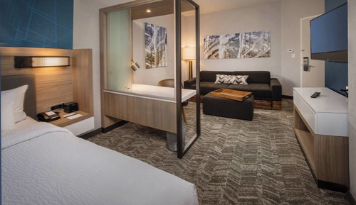 Suite, plusieurs lits (Mobility Accessible, Tub)