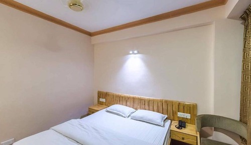 Chambre Deluxe, 1 grand lit, réfrigérateur, vue jardin