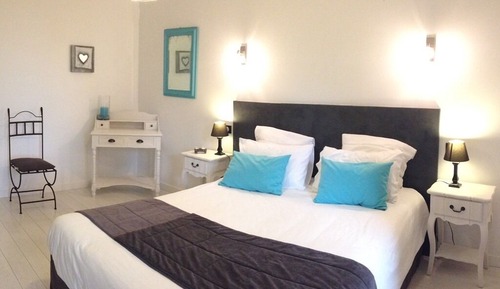 Chambre Confort Double ou avec lits jumeaux, salle de bains privée