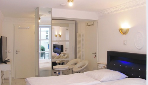 Chambre Double, salle de bains privée, vue cour intérieure (3)