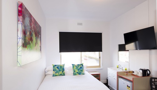 Chambre Double Économique, 1 grand lit, salle de bains commune