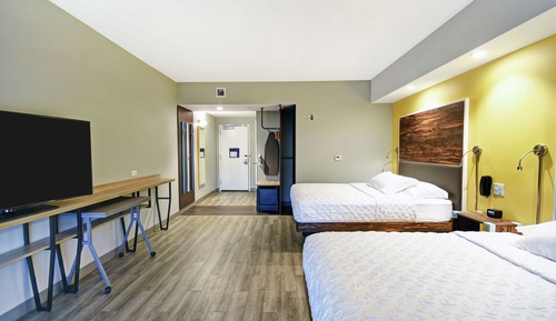 Chambre, 2 grands lits, accessible aux personnes à mobilité réduite (Roll-in Shower)
