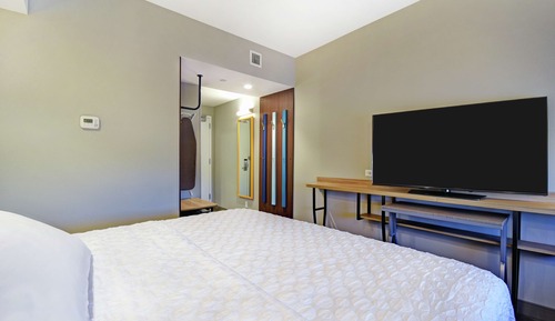 Chambre, 1 très grand lit, accessible aux personnes à mobilité réduite (Hearing)