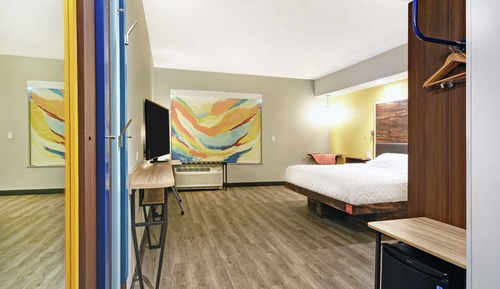 Chambre, 1 très grand lit, accessible aux personnes à mobilité réduite (Hearing, Roll-in Shower)