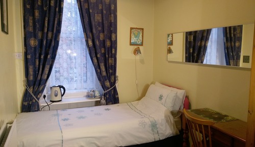 Chambre Simple, salle de bains commune