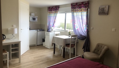 Studio Confort, 1 grand lit, coin cuisine, vue partielle sur la mer