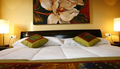 Suite Studio Junior, 1 très grand lit, bain à remous, côté jardin