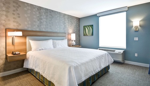 Suite, 1 très grand lit, accessible aux personnes à mobilité réduite, baignoire (Mobility & Hearing)