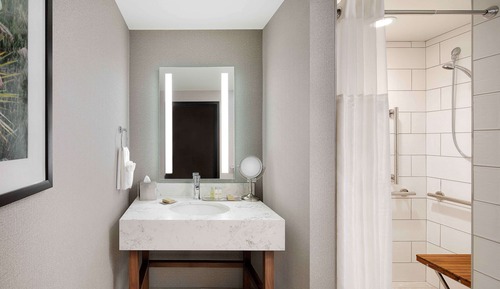 Suite, 1 très grand lit, accessible aux personnes à mobilité réduite (Roll-in Shower, Boardroom)