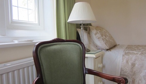 Chambre avec lits jumeaux, salle de bains attenante