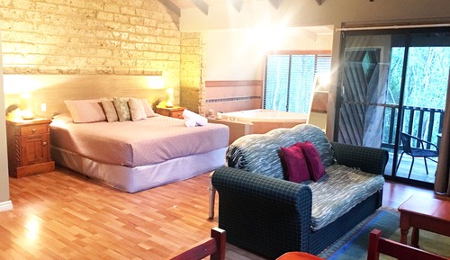 Studio Deluxe, bain à remous (Inela Yunka)