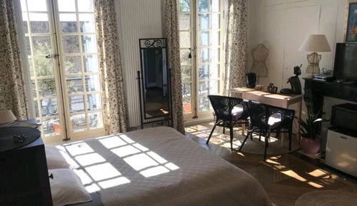 Chambre Double Confort, salle de bains attenante (Vue sur le Château)