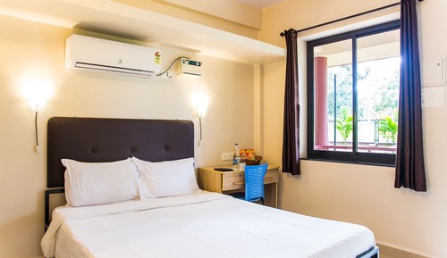 Studio Confort, 1 lit double, balcon, vue piscine