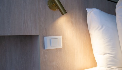 Chambre, 1 très grand lit, douche avec barres d’appui