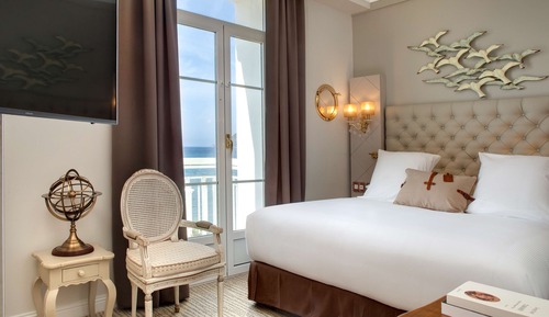 Suite, 1 très grand lit, vue mer