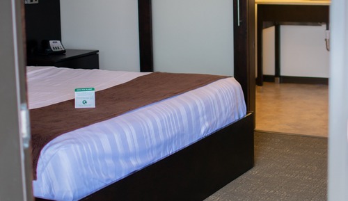Chambre, 1 très grand lit, accessible aux personnes à mobilité réduite, non-fumeurs (downstairs)