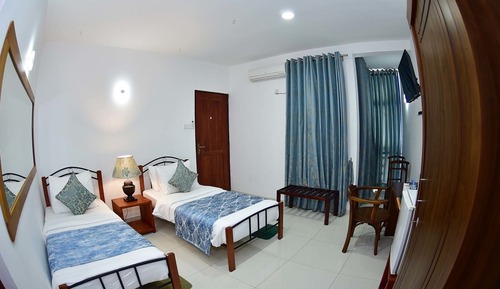 Chambre Deluxe avec lits jumeaux, 2 lits une place, salle de bains privée, en bord de piscine