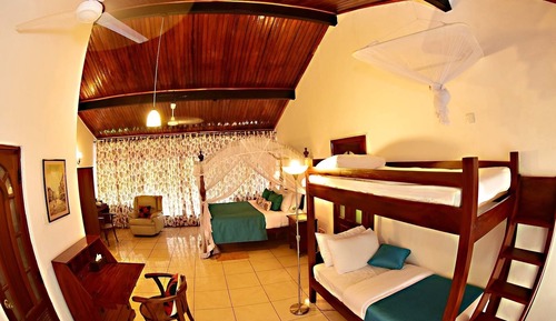 Chambre Quadruple Majestueuse, plusieurs lits, baignoire, en angle