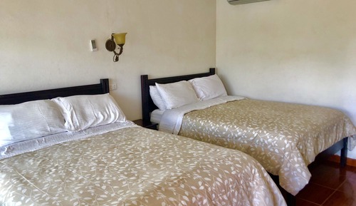 Chambre Quadruple, accès piscine, vue colline