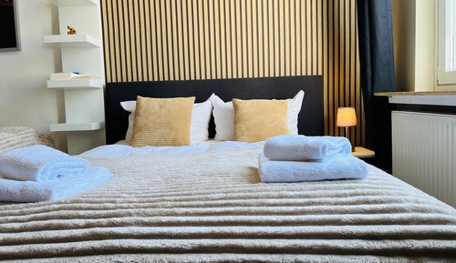 Chambre Triple Classique, réfrigérateur, vue ville (F2)