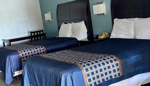 Chambre Deluxe, 2 grands lits, non-fumeurs, réfrigérateur et four à micro-ondes