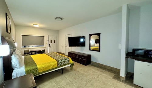 Chambre Deluxe, 1 très grand lit, fumeurs, réfrigérateur et four à micro-ondes