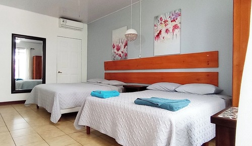 Chambre Quadruple Standard, vue piscine