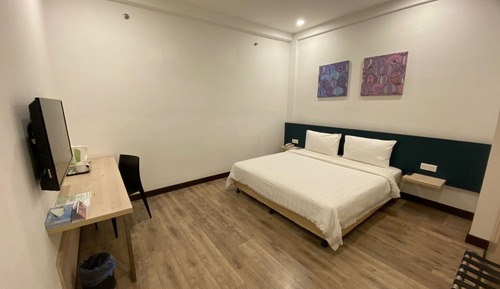 Chambre Standard, 1 très grand lit, pas de fenêtre