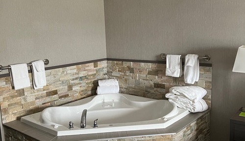 Suite, 1 très grand lit, baignoire à jets