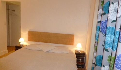Chambre Double Confort, salle de bains attenante, vue jardin