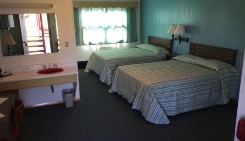 Chambre Standard (2 Double Beds and 1 Sofa Bed)