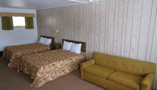 Chambre Standard (2 Double Beds and 1 Sofa Bed)