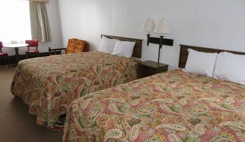 Chambre Standard (2 Queen Beds and 1 Sofa Bed)