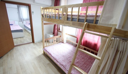 Chambre Quadruple Standard, salle de bains commune