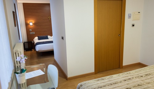 Chambre Double (with 2 extra beds)