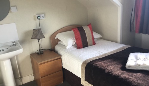 Chambre avec lits jumeaux, salle de bains commune