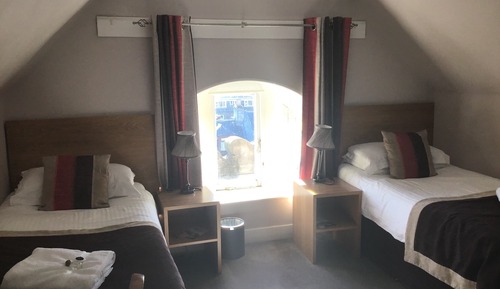 Chambre avec lits jumeaux, salle de bains attenante