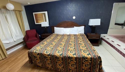 Chambre Standard, 1 très grand lit, bain à remous