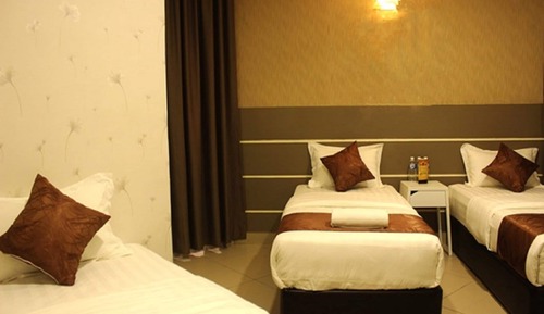 Chambre Triple Supérieure, 3 lits une place, salle de bains privée, vue ville