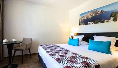 Chambre Supérieure, vue partielle sur la mer