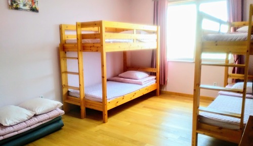 Chambre Familiale, plusieurs lits, salle de bains privée