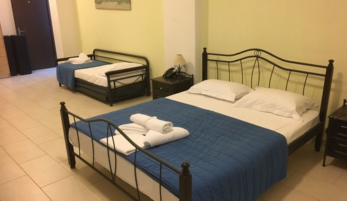 STUDIO GROUND FLOOR 3 PEOPLE