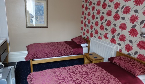 Chambre Standard avec lits jumeaux, salle de bains commune