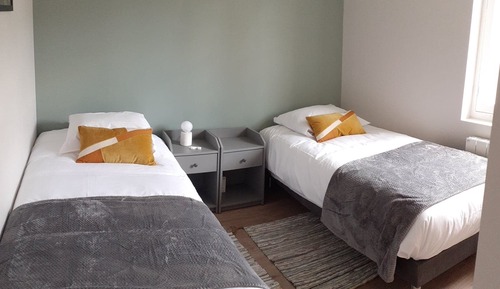Chambre avec lits jumeaux, salle de bains attenante (Vue village)