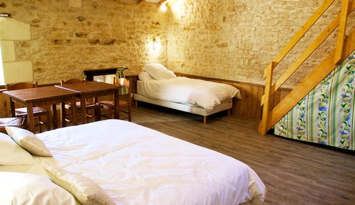 Chambre Familiale, plusieurs lits, salle de bains privée (Chambre du Pigeonnier ou du Prunier)