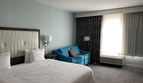 Chambre, 1 très grand lit, accessible aux personnes à mobilité réduite (Hearing)