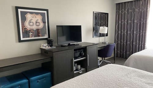 Chambre, 1 très grand lit, accessible aux personnes à mobilité réduite (Hearing)