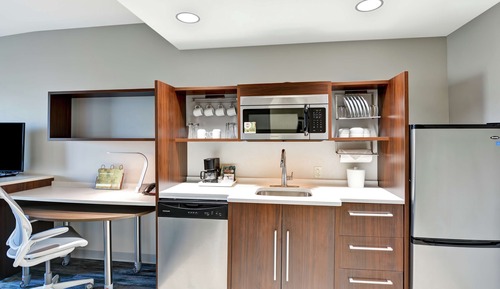 Suite, 1 très grand lit, accessible aux personnes à mobilité réduite (mob/hearing acc w/ bathtub)